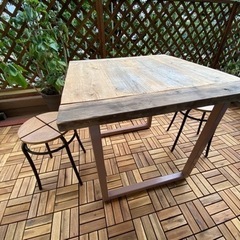 古材を使ったテーブルと丸い椅子のセット。ガーデン向き