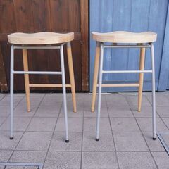 ナチュラル木製バースツール2脚セット 市場家具(ICHIBA)のバースツール2脚セット/グレーです。天然木