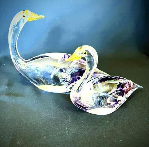 美品　ガラス工芸　クリスタルの透明感が素敵な白鳥のペアセット\n紫水晶を思わせるような薄い紫の魅惑的な輝きがとても神秘的で可愛らしいです\n