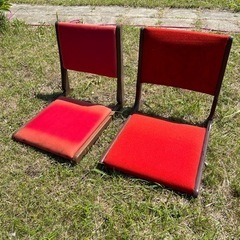 赤い折りたたみ式座椅子