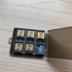 SDカード（8ギガ×8枚 /4ギガ×3枚）ケース付き 1枚400円