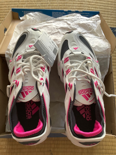 adidas スニーカー　23.5