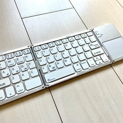 値下交渉OK⭐︎タッチパッドスタンド付き！折り畳みができるキーボード