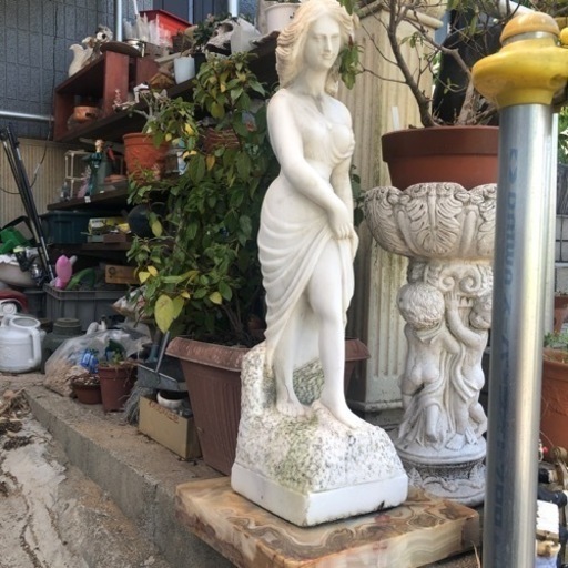 石像　女性