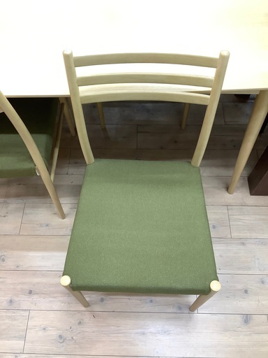 椅子4脚付き！ナチュラル×グリーンカラーで落ち着きのあるダイニングテーブルのご紹介です！