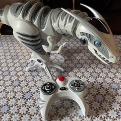 リモコンで動く恐竜のおもちゃ