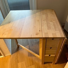 IKEAの折りたたみテーブル