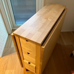 IKEAの折りたたみテーブル