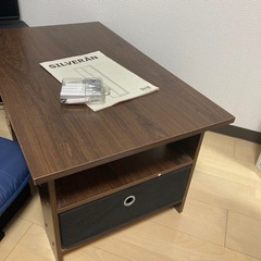 Amazonデスク・IKEAミラー付本棚・ビーズクッション