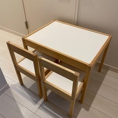 IKEA キッズ用テーブルとチェア2脚