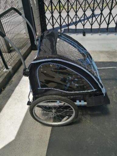 自転車を装着するベビーカ。