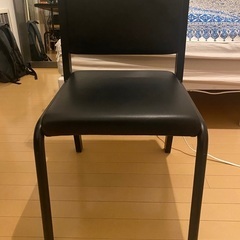鉄素材の椅子です