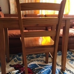 木目が綺麗なテーブルと椅子