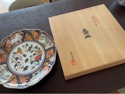 肥後　其泉作　有田焼　上手盛皿　皿立、共箱付　直径約39㎝　東Y6-1218② 肥後 其泉作 有田焼 上手盛皿 皿立、共箱付 直径約39