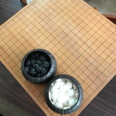 囲碁セット　本寸サイズ　5.5寸　天然木製の脚付き囲碁盤と、碁石...