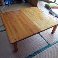 大きめの木製テーブル