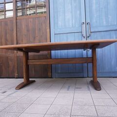 飛騨高山の家具メーカー キツツキマークの飛騨産業(HIDA)より森のことば ウォールナット材 片側R形天板 ダイニングテーブルです！片側だけ緩やかなカーブを描くモダンデザインのLDテーブル♪CD327