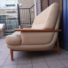 Karimoku（カリモク家具）よりZU25シリーズの稀少なチェリー材を使用した 本革  2.5人掛けソファです！ あたたかみのあるナチュラルデザインが魅力的な2.5シーターのリビングソファ♪CD328