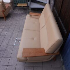 Karimoku（カリモク家具）よりZU25シリーズの稀少なチェリー材を使用した 本革  2.5人掛けソファです！ あたたかみのあるナチュラルデザインが魅力的な2.5シーターのリビングソファ♪CD328