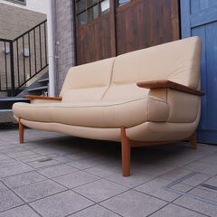 Karimoku（カリモク家具）よりZU25シリーズの稀少なチェリー材を使用した 本革  2.5人掛けソファです！ あたたかみのあるナチュラルデザインが魅力的な2.5シーターのリビングソファ♪CD328