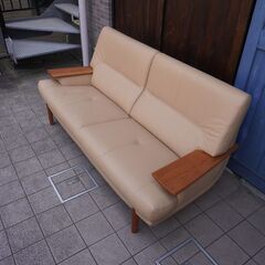 Karimoku（カリモク家具）よりZU25シリーズの稀少なチェリー材を使用した 本革  2.5人掛けソファです！ あたたかみのあるナチュラルデザインが魅力的な2.5シーターのリビングソファ♪CD328