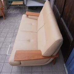 Karimoku（カリモク家具）よりZU25シリーズの稀少なチェリー材を使用した 本革  2人掛けソファです！ あたたかみのあるナチュラルデザインが魅力的なラブソファは北欧スタイルや和のテイストにも♪CD329