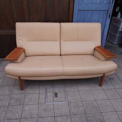 Karimoku（カリモク家具）よりZU25シリーズの稀少なチェリー材を使用した 本革  2人掛けソファです！ あたたかみのあるナチュラルデザインが魅力的なラブソファは北欧スタイルや和のテイストにも♪CD329