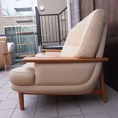 Karimoku（カリモク家具）よりZU25シリーズの稀少なチェリー材を使用した 本革  2人掛けソファです！ あたたかみのあるナチュラルデザインが魅力的なラブソファは北欧スタイルや和のテイストにも♪CD329