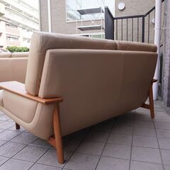 Karimoku（カリモク家具）よりZU25シリーズの稀少なチェリー材を使用した 本革  2人掛けソファです！ あたたかみのあるナチュラルデザインが魅力的なラブソファは北欧スタイルや和のテイストにも♪CD329