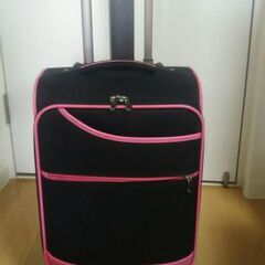 機内持ち込みOK　　 ソフト・スーツケース 　　　ブラック／ピンク