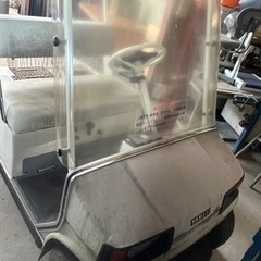 ヤマハのガソリン式のゴルフカート  