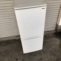 【ネット決済・配送可】SHARP 冷凍冷蔵庫 137L SJ-D...