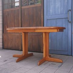 デンマーク製のチーク材を使用した伸長式ダイニングテーブルです。北欧家具らしい丸みを帯びたシンプルなデザインのヴィンテージのエクステンションテーブル。来客やパーティーなどでも活躍します♪CD401