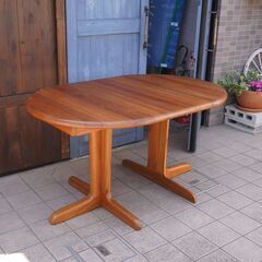 デンマーク製のチーク材を使用した伸長式ダイニングテーブルです。北欧家具らしい丸みを帯びたシンプルなデザインのヴィンテージのエクステンションテーブル。来客やパーティーなどでも活躍します♪CD401
