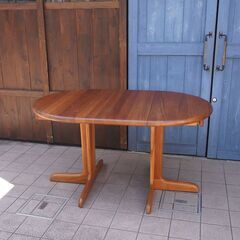 デンマーク製のチーク材を使用した伸長式ダイニングテーブルです。北欧家具らしい丸みを帯びたシンプルなデザインのヴィンテージのエクステンションテーブル。来客やパーティーなどでも活躍します♪CD401