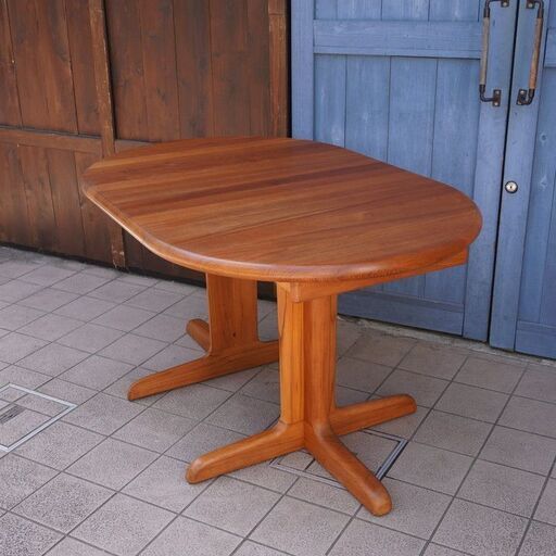 デンマーク製のチーク材を使用した伸長式ダイニングテーブルです。北欧 