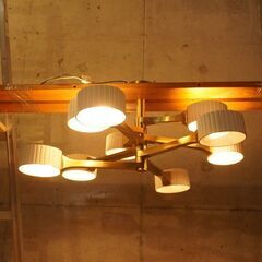 IDC OTSUKA(大塚家具)取り扱いのPEDRET (ペドレット)社のシャンデリア、シーリングPED-1733/6+3です。白い磁器に反射する柔らかな光が美しい照明はお部屋をエレガントな空間に。CD403