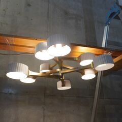 IDC OTSUKA(大塚家具)取り扱いのPEDRET (ペドレット)社のシャンデリア、シーリングPED-1733/6+3です。白い磁器に反射する柔らかな光が美しい照明はお部屋をエレガントな空間に。CD403