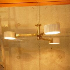 IDC OTSUKA(大塚家具)取り扱いのPEDRET (ペドレット)社の3灯シャンデリア PED-1733/3です。白い磁器に反射する柔らかな光が美しい照明はお部屋をエレガントな空間に。CD404