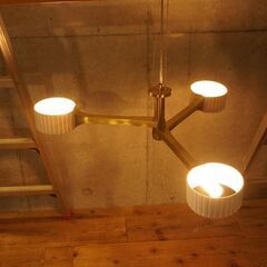 IDC OTSUKA(大塚家具)取り扱いのPEDRET (ペドレット)社の3灯シャンデリア PED-1733/3です。白い磁器に反射する柔らかな光が美しい照明はお部屋をエレガントな空間に。CD404