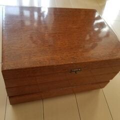 昭和感漂う木製ジュエリーボックス