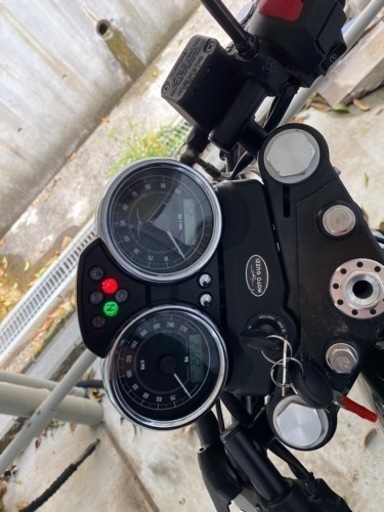 モトグッチ　V7ストーン　カフェレーサー