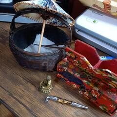 お茶用、炭かごと鉄箸、煙管、小さな大仏さま。メガネおき