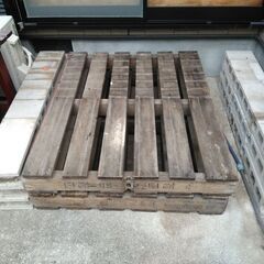 木製パレット２枚とコンクリートブロック18枚