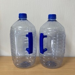 水のペットボトル　２つセット