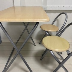 テーブルと椅子二脚