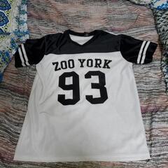 ZOO YORKのVネックシャツ