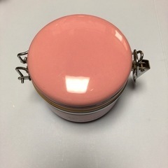 ピンク色の陶器のキャニスター　密閉容器