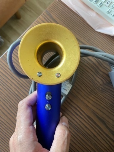 ダイソンDyson Supersonic™ hair dryer in 23.75K gold with Gesso red presentation case