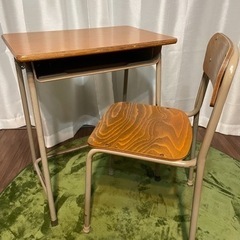 レトロな机と椅子